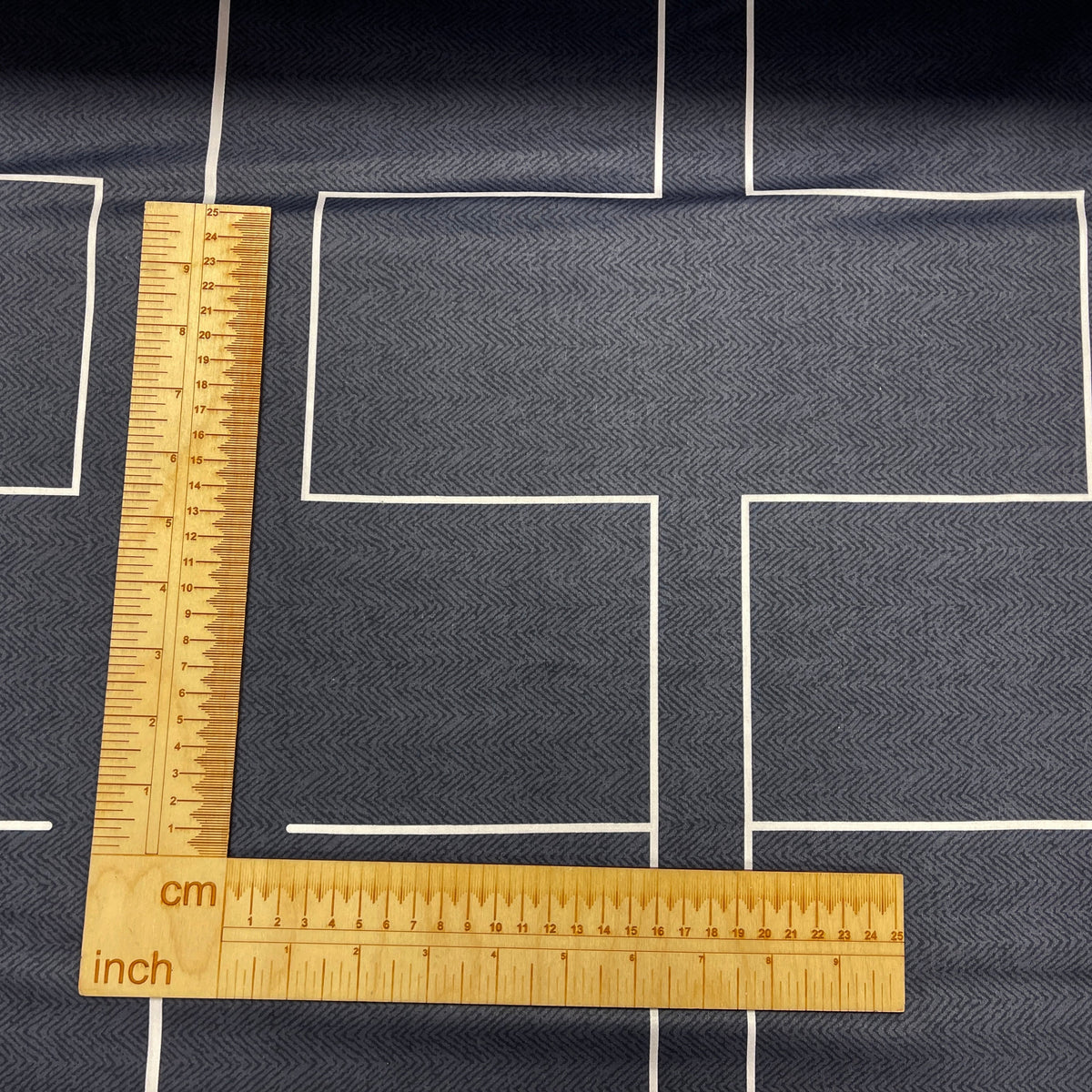 Attēls ar 100% Kokvilnas satīns-ģeometrisks raksts 220 cm 125 g/m² – pieejams internetā Šarlotes audumi
