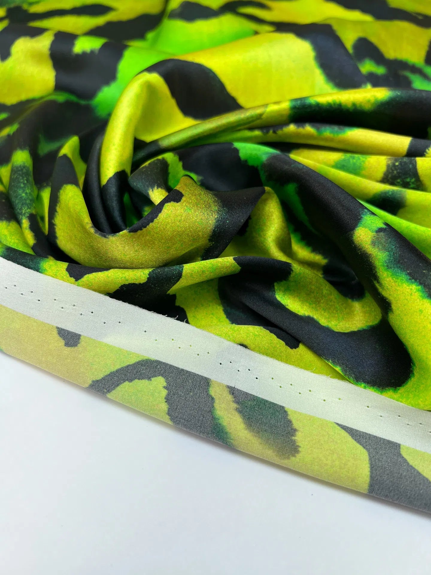 100% Silk satin - pattern on a green background 80 g/m²