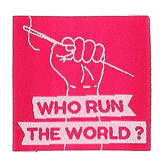 Zdjęcie wszywanych metek odzieżowych Bohin „Who Run The Word” – 35 × 35 mm, 4 szt. – dostępne online w Šarlotes audumi