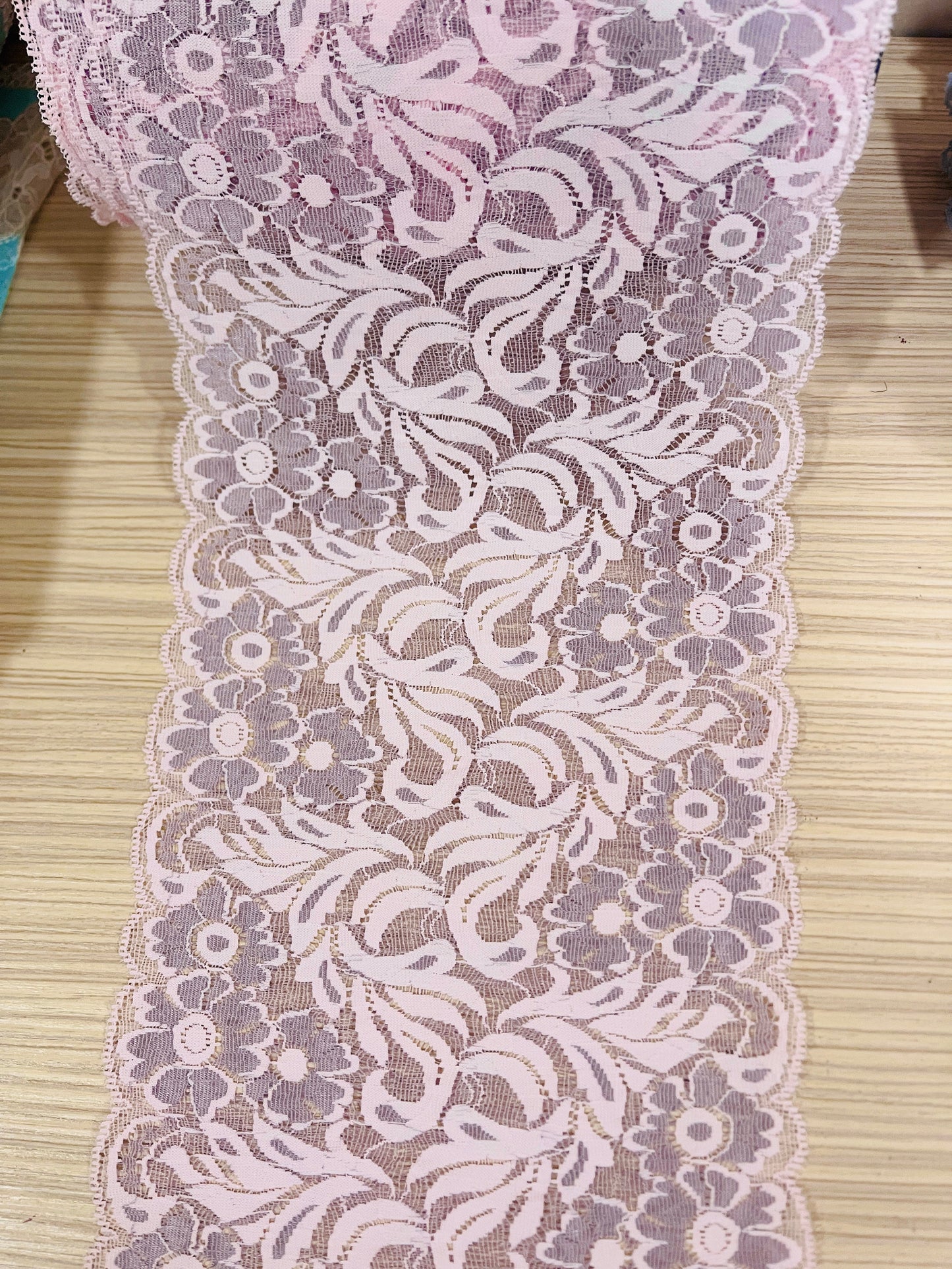 Image with elastic lace, 17 cm, purple pink – available online at Šarlotes audumi