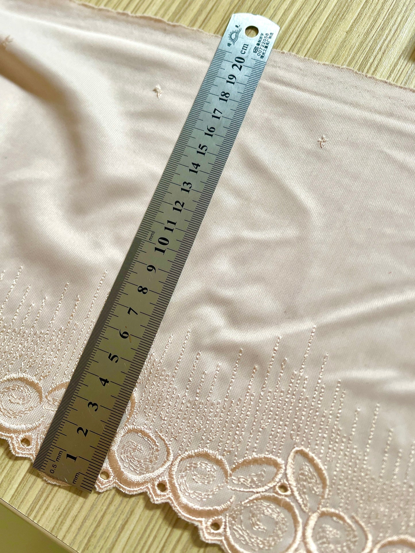 Zdjęcie z haftowaną koronką 20 cm – jasny beż – dostępne w Šarlotes audumi