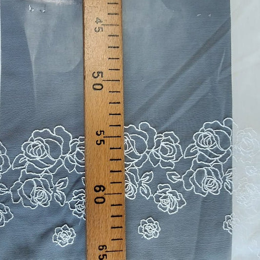 Haftowana koronka na tiulu, 25 cm, w kolorze perłowej bieli – dostępna online w Šarlotes audumi
