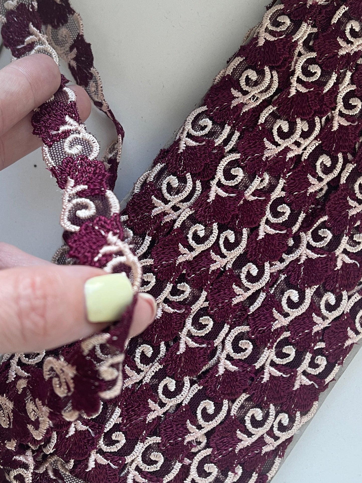 Attēls ar Izšūta mežģīnes lenta 1.2 cm - bordo – pieejams Šarlotes audumi
