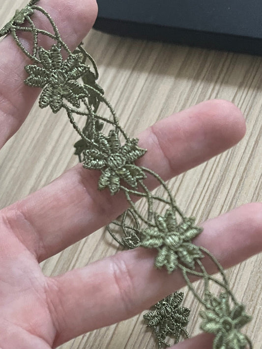 Image with embroidered lace ribbon 1.2 cm - green leaves – available at Šarlotes audumi