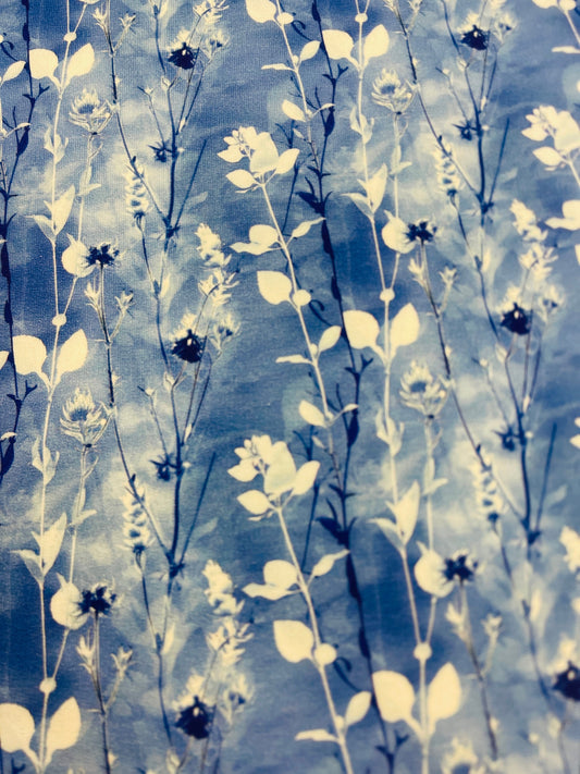 Image of cotton loopback knit fabric - blue and white leaf pattern 245 g/m² – available at Šarlotes audumi