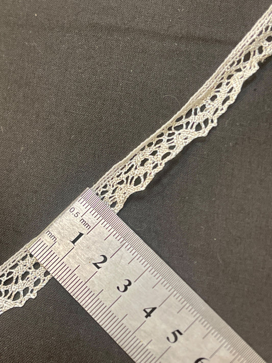 Zdjęcie z koronką 1,3 cm – szampańską, dostępne w sklepie internetowym Šarlotes audumi
