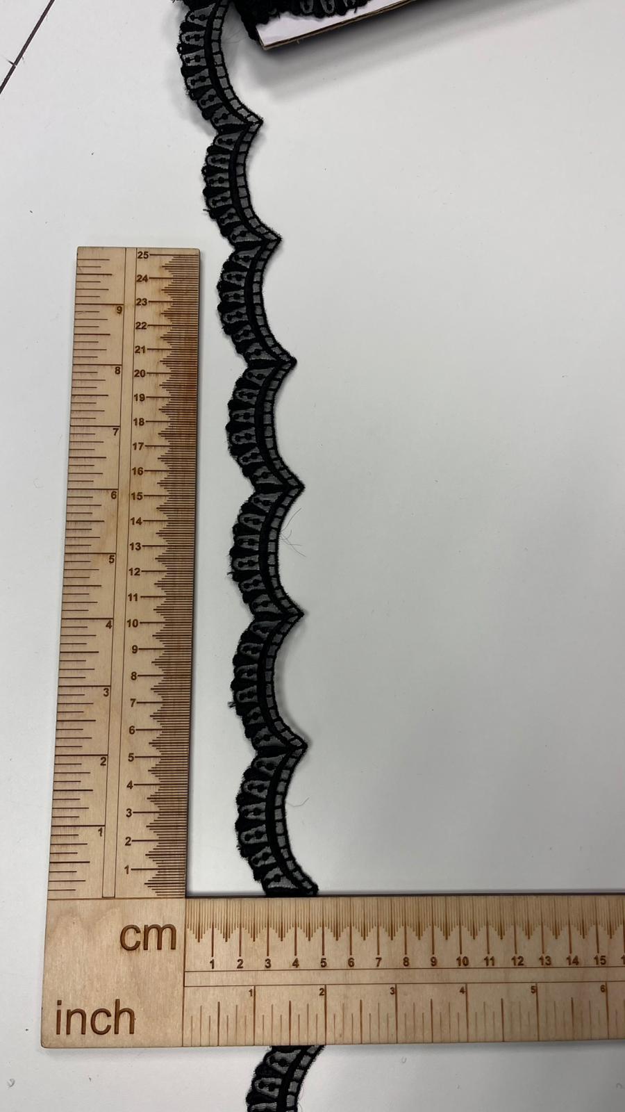 Zdjęcie koronki falowanej 3 cm – czarnej, dostępnej online Šarlotes audumi