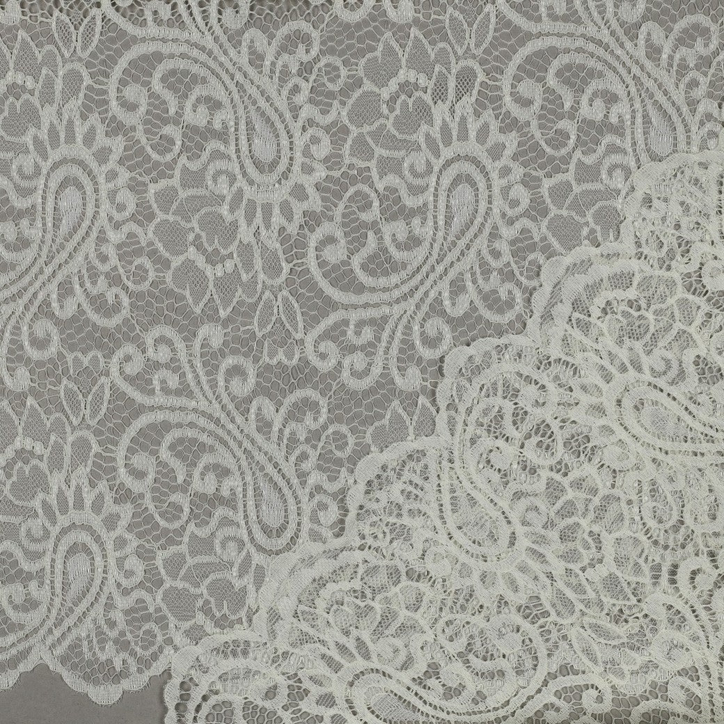 Image of lace fabric - warm white 130 g/m² – available at Šarlotes audumi