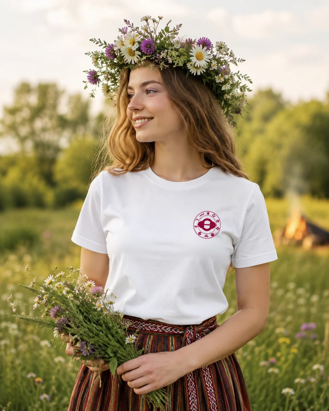 Image of the organic cotton T-shirt "Sakta" – available at Šarlotes audumi