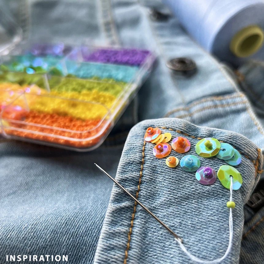 Pearly beads and sequin set in a plastic box (12.3 × 6.3 × 1.3 cm)
