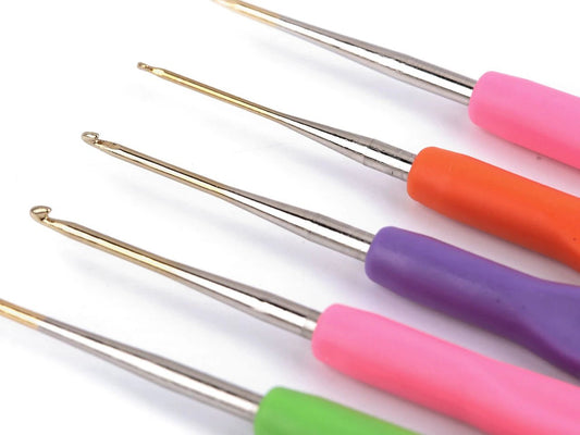 crochet hook with silicone handle - 0,8 mm 14 cm