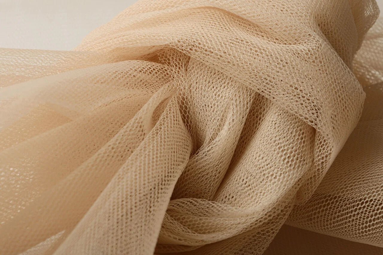 Image of stiff tulle – roasted almond shade | 100% nylon | 20 g/m² 150 cm – available at Šarlotes audumi
