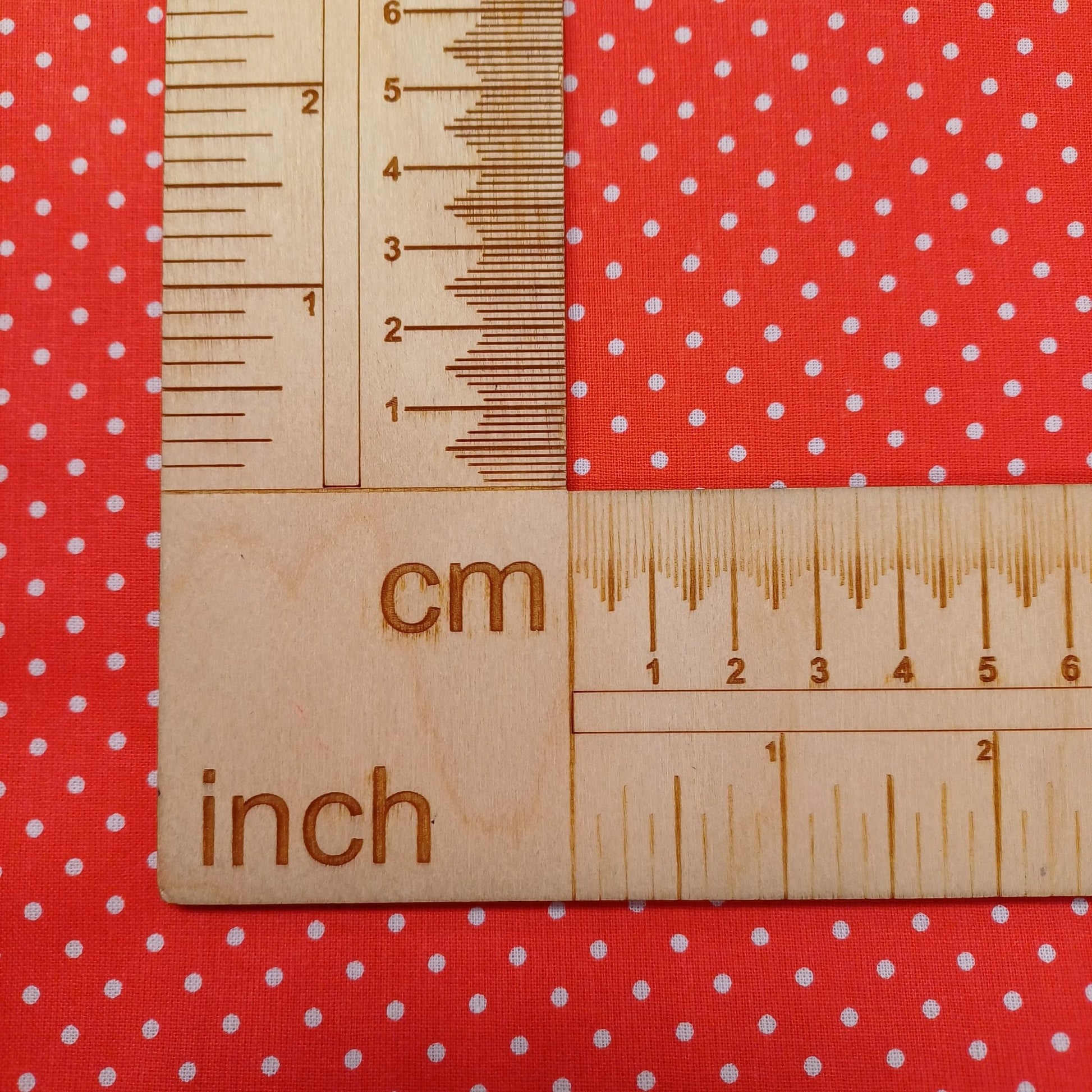 100% bawełniana tkanina - białe kropki na czerwonym tle (3 mm) 130 g/m²