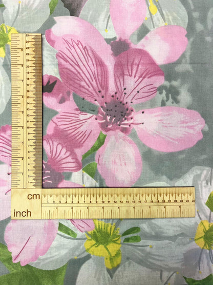 alt
Image with 100% cotton fabric - cherry blossoms 125 g/m² – available at Šarlotes audumi