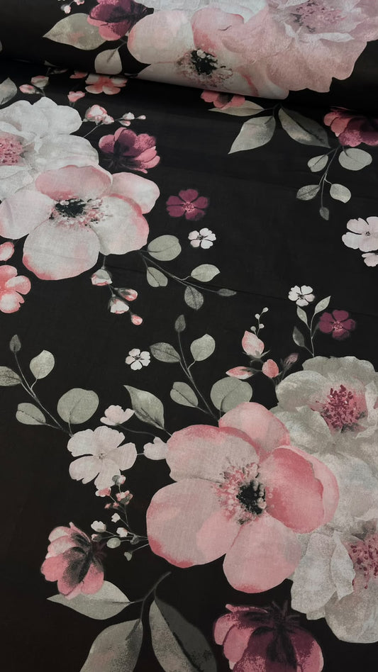 Obraz tkaniny ze 100% bawełny w kwiaty wiśni na czarnym tle – dostępnej online w sklepie Charlotte's Fabrics
