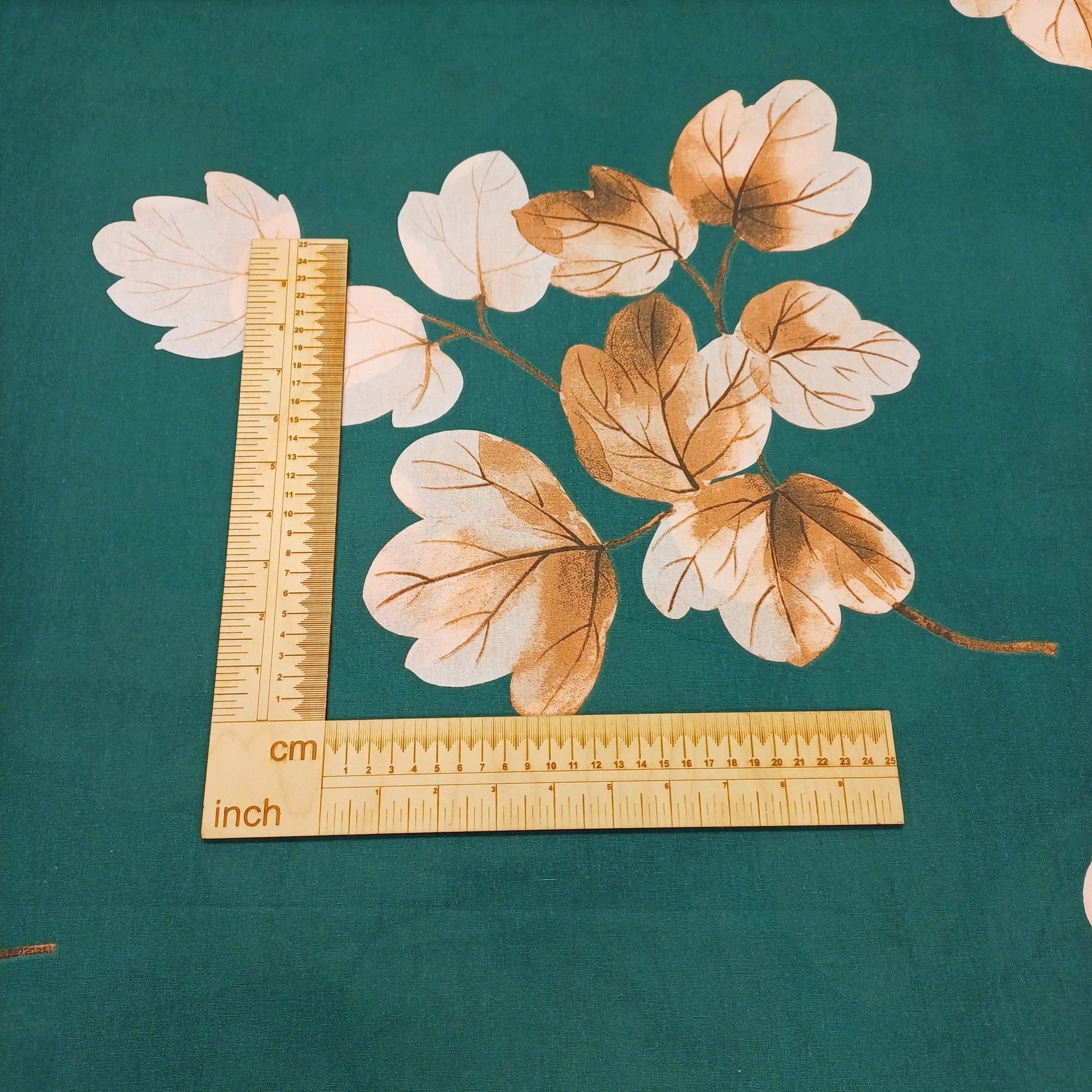 Attēls ar 100% Kokvilnas audums-lapas uz smaragdzaļa fona 220cm 146 g/m² – pieejams internetā Šarlotes audumi