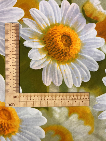 Image with 100% cotton fabric - large daisies 220cm 130 g/m² – available at Šarlotes audumi
