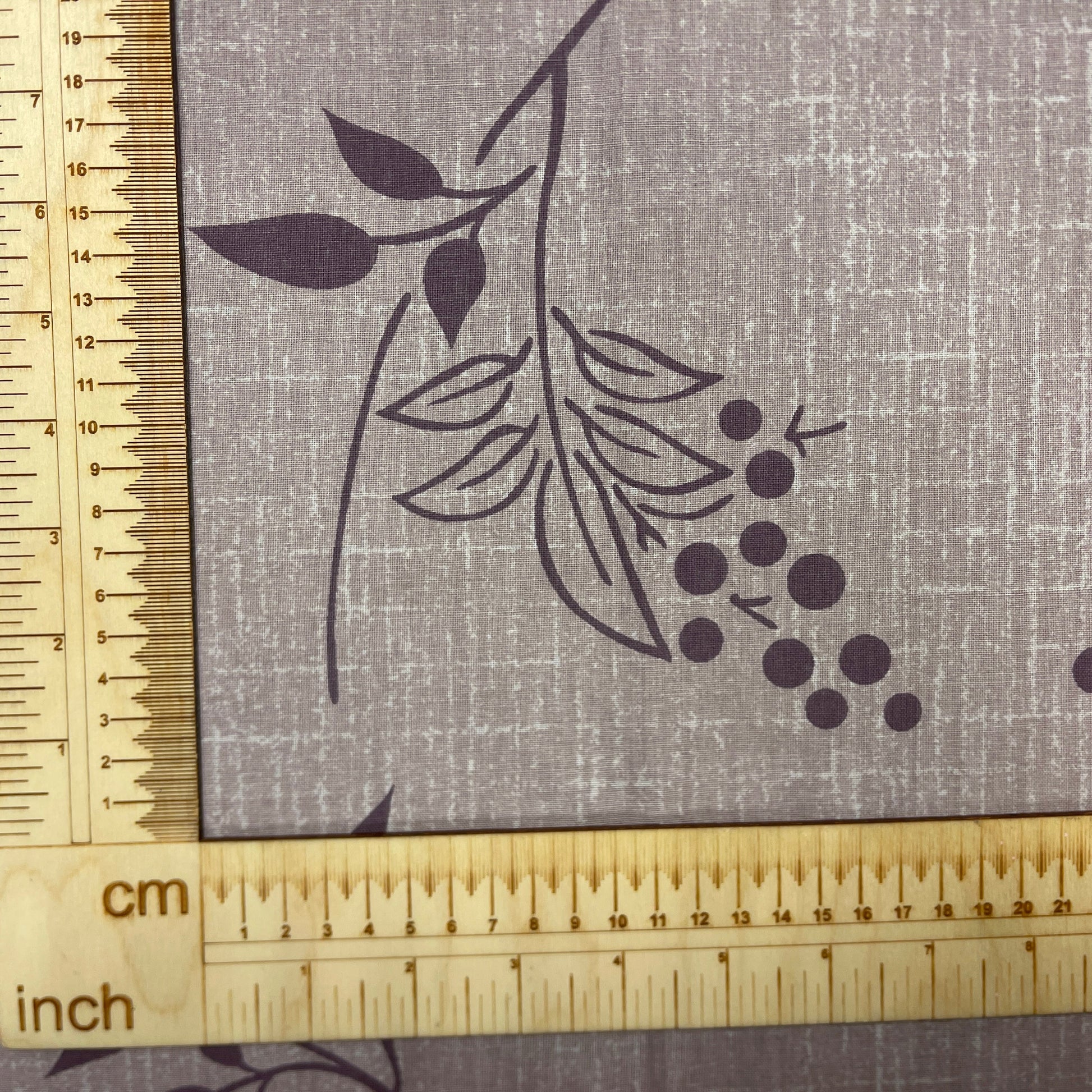 Attēls ar 100% Kokvilnas audums-lillā lapu motīvs 220cm 146 g/m² – pieejams internetā Šarlotes audumi