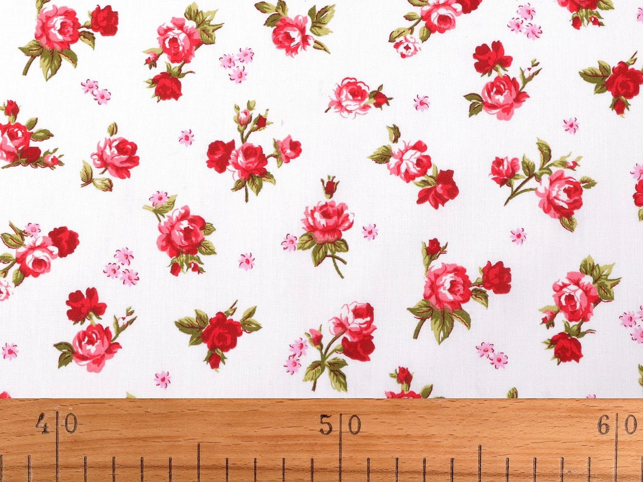 100% Cotton fabric with black roses, 125 g/m² – available at Šarlotes audumi
