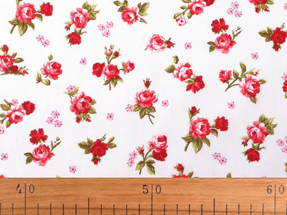 100% Cotton fabric with black roses, 125 g/m² – available at Šarlotes audumi