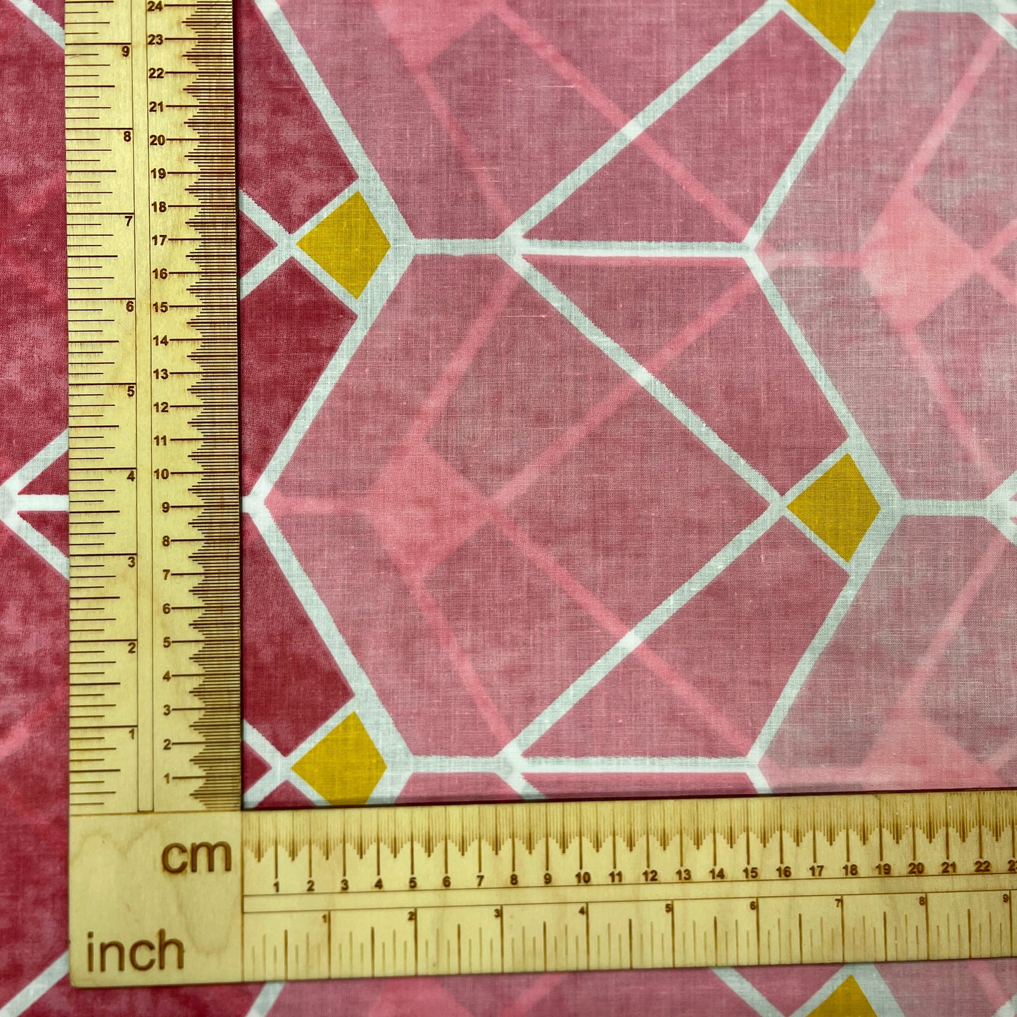 Tkanina 100% bawełniana – czarne i różowawe geometryczne wzory 125 g/m²