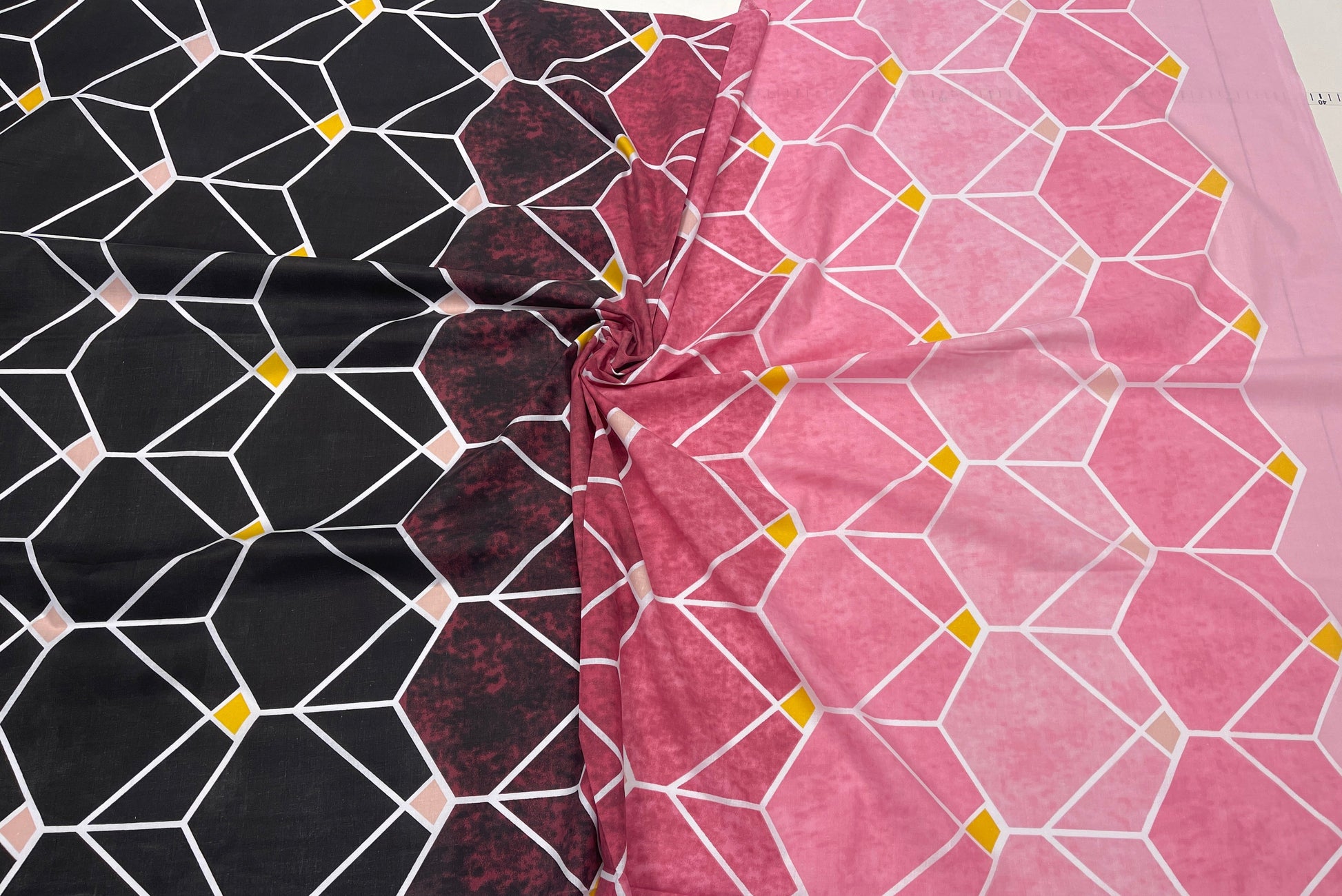 Tkanina bawełniana 100% – czarno-różowe geometryczne wzory 125 g/m²