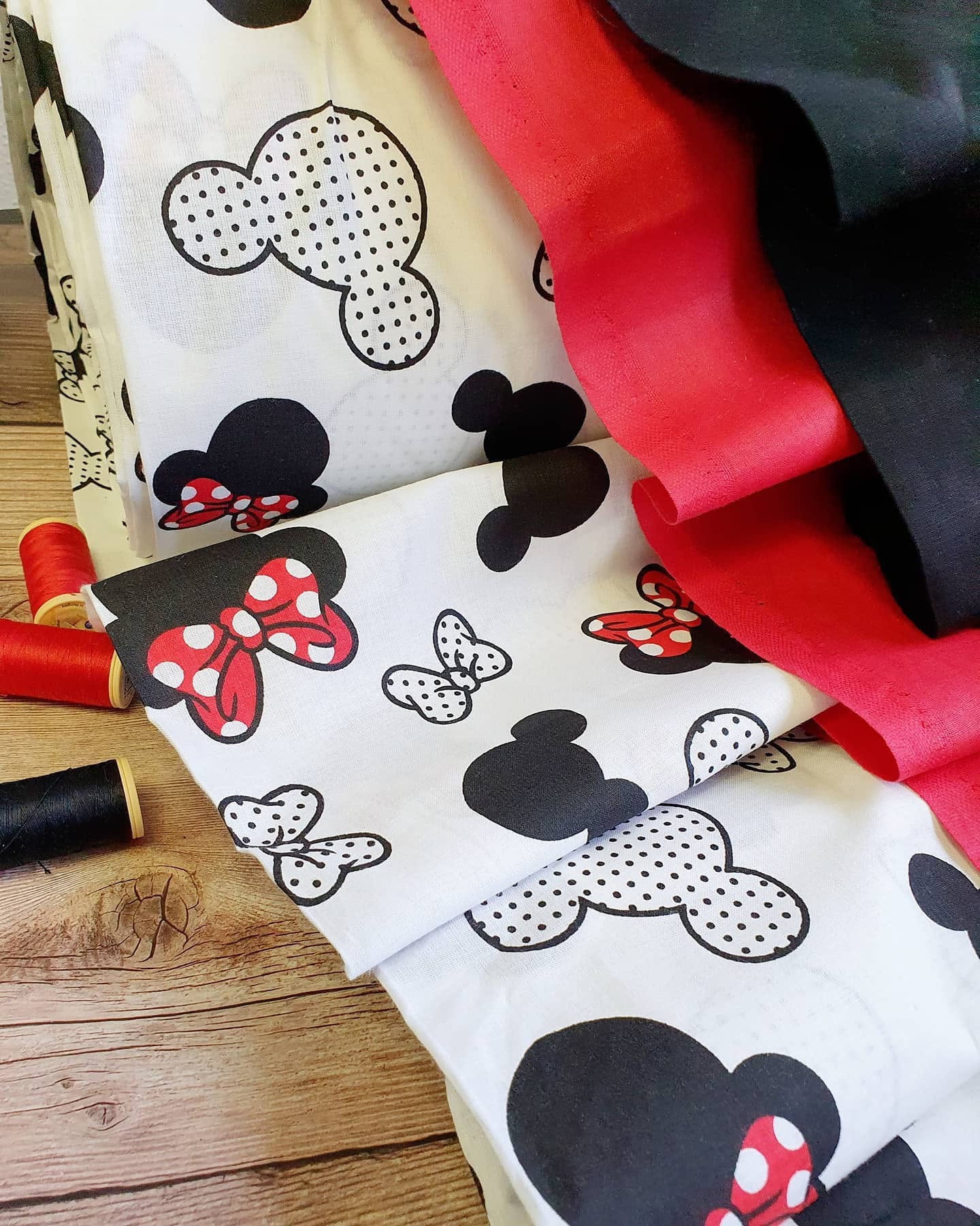 alt
Zdjęcie tkaniny Minnie z 100% bawełny – dostępna online Šarlotes audumi