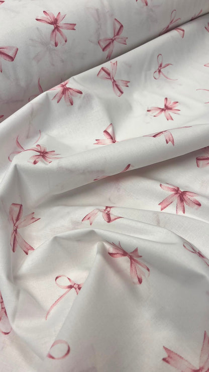Image of 100% cotton fabric with pink bows – available online at Šarlotes audumi