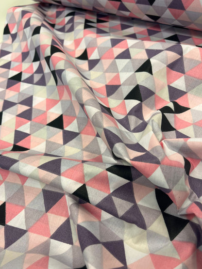 Image of 100% cotton fabric - pink triangles 125 g/m² – available at Šarlotes audumi