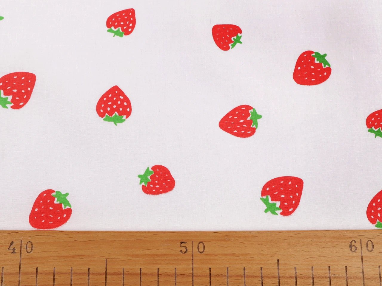 Image of 100% cotton strawberry fabric, 125 g/m² – available at Šarlotes audumi