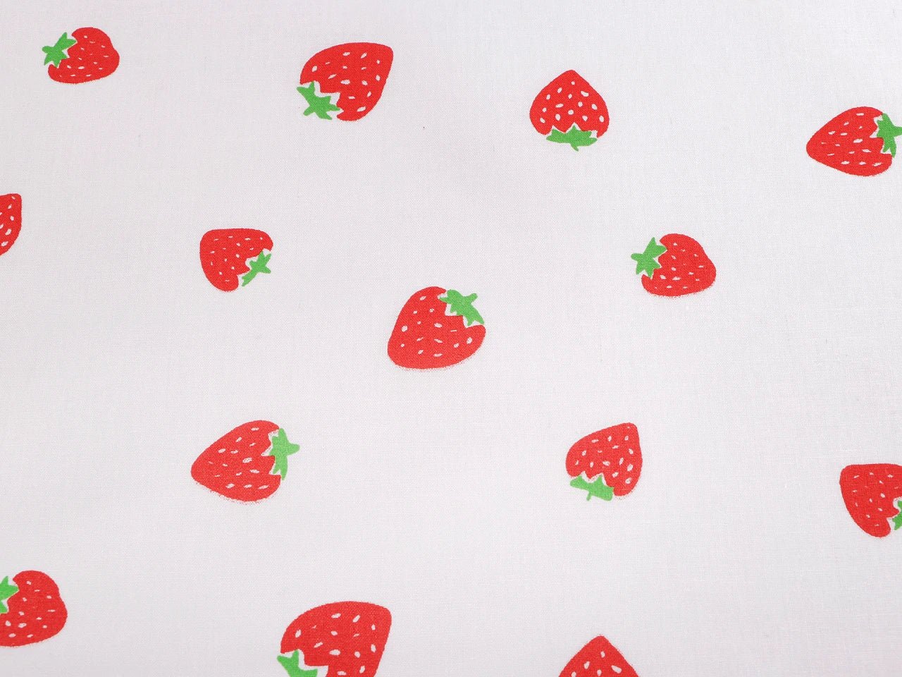 Image of 100% cotton strawberry fabric, 125 g/m² – available at Šarlotes audumi