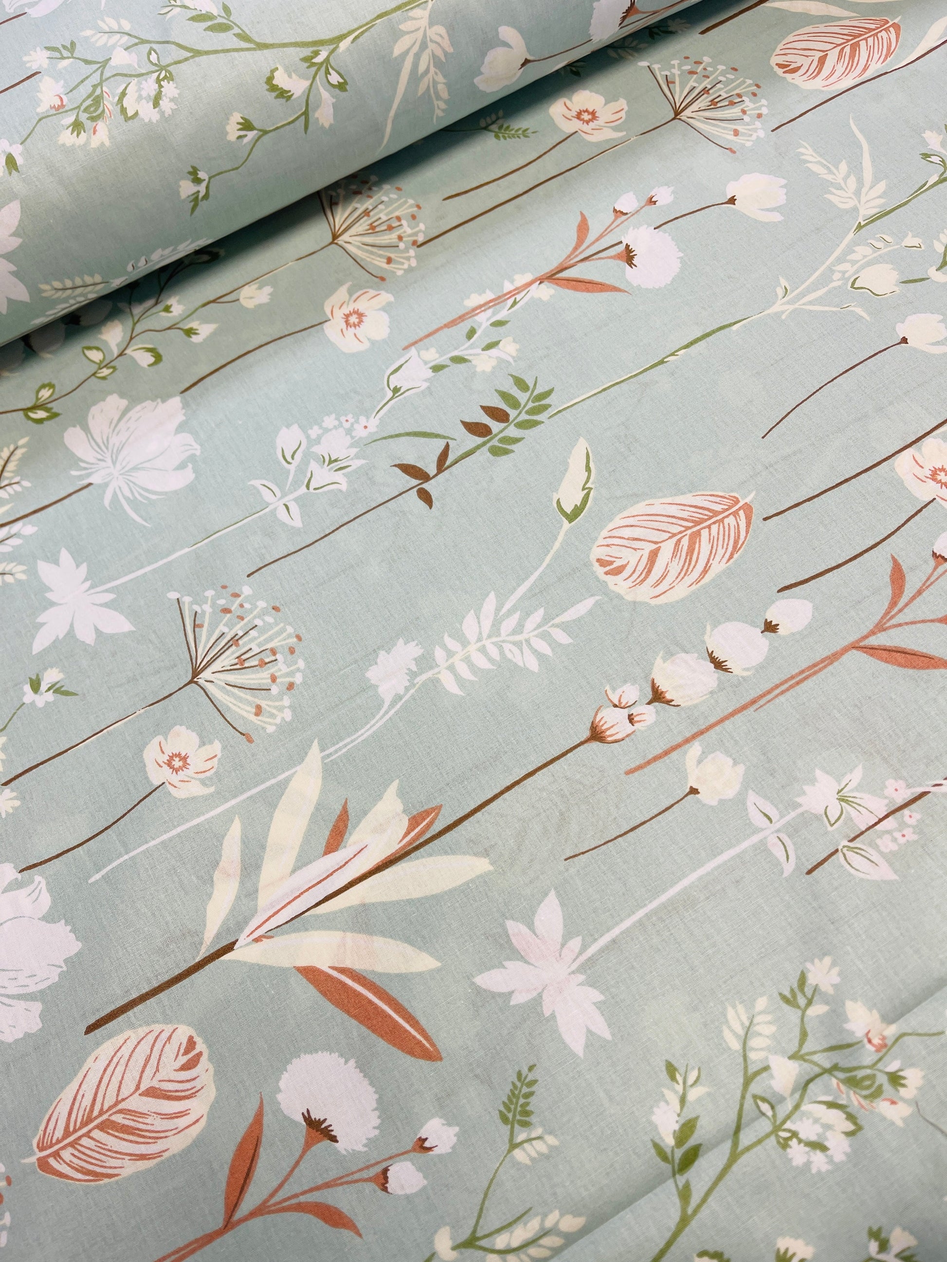100% Cotton fabric - flowers on a soft peppermint background 220 cm 146 g/m²