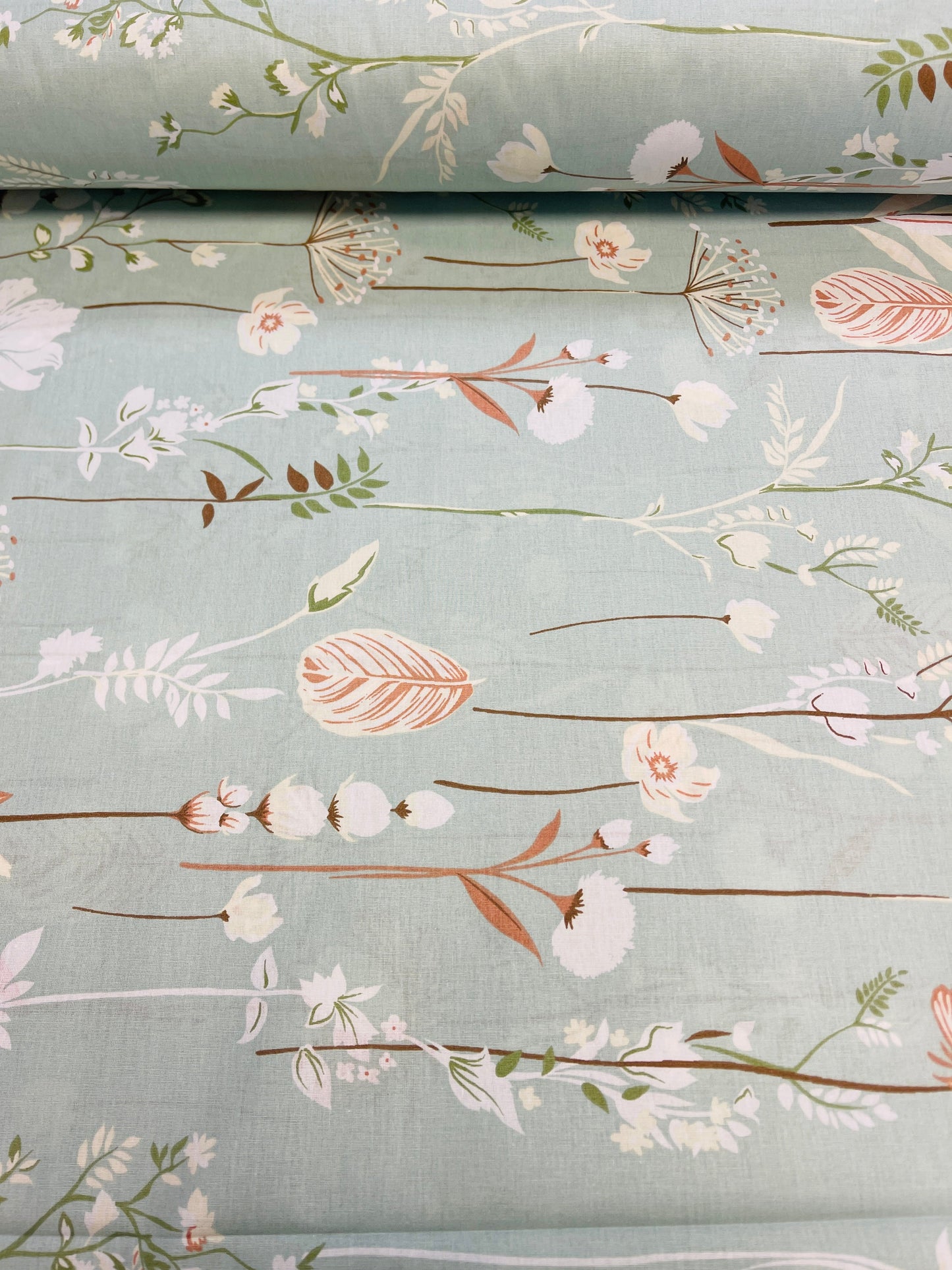 100% cotton fabric - flowers on a soft peppermint background 220 cm 146 g/m²