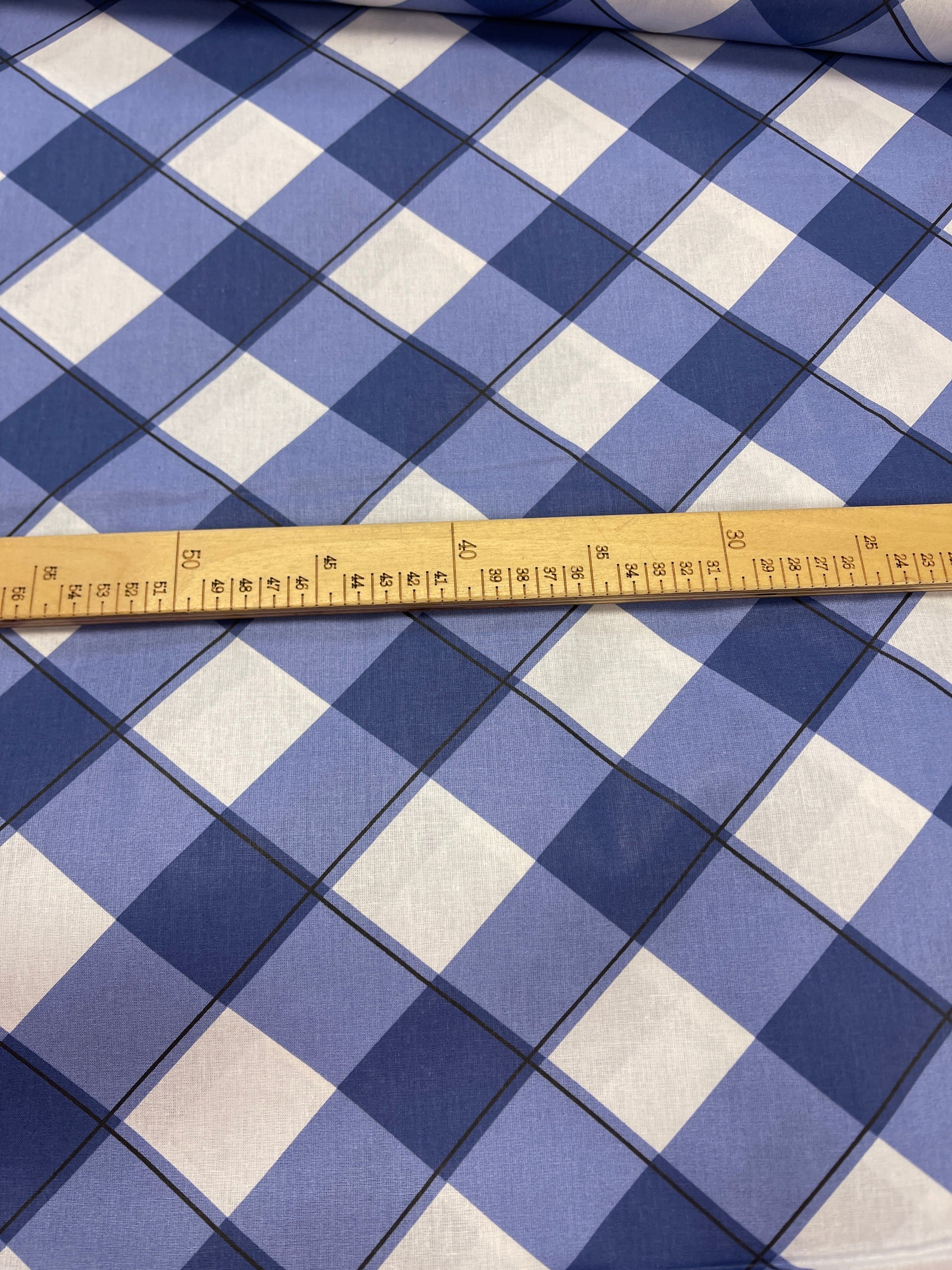 Zdjęcie tkaniny 100% bawełnianej – niebieska krata 125 g/m² – dostępna w Šarlotes audumi
