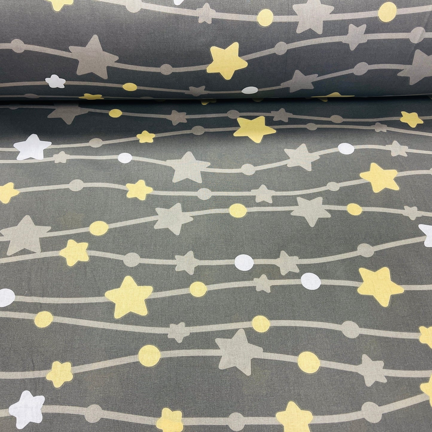 Attēls ar 100% Kokvilnas audums- zvaigznes 220cm 125 g/m² – pieejams internetā Šarlotes audumi