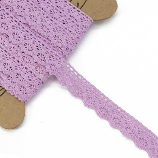 Zdjęcie taśmy koronkowej ze 100% bawełny, liliowej – 1,5 cm – dostępna online w Šarlotes audumi
