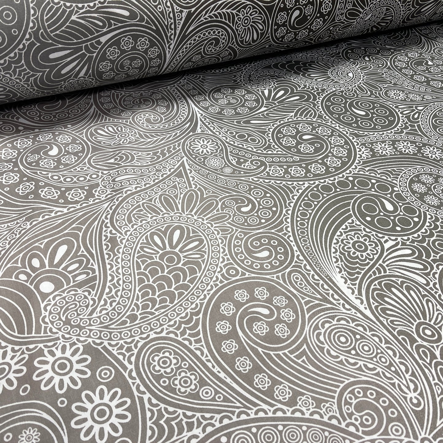 100% Cotton satin - abstract pattern on gray background 220 cm 125 g/m²