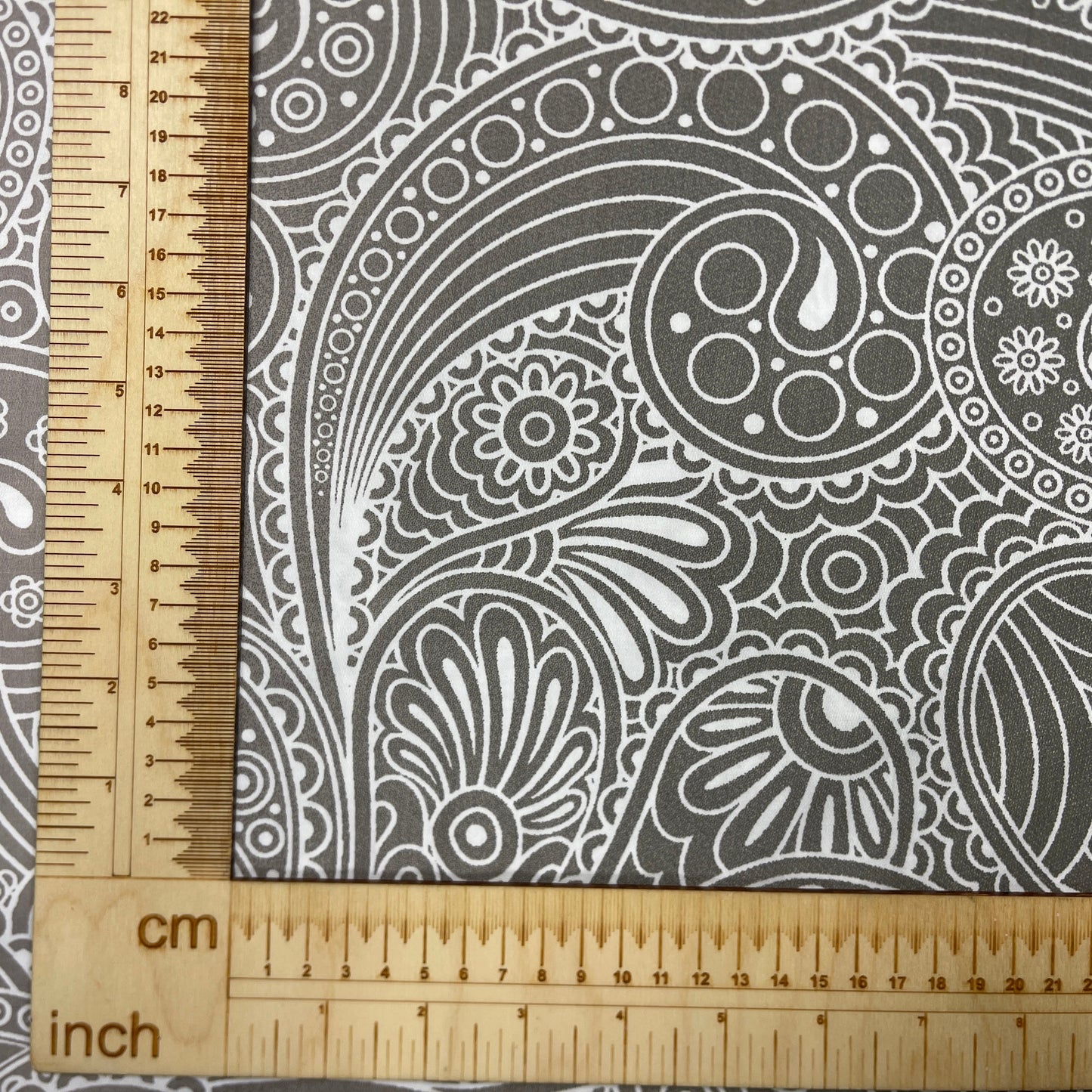 100% Cotton sateen - abstract pattern on a grey background 220 cm 125 g/m²