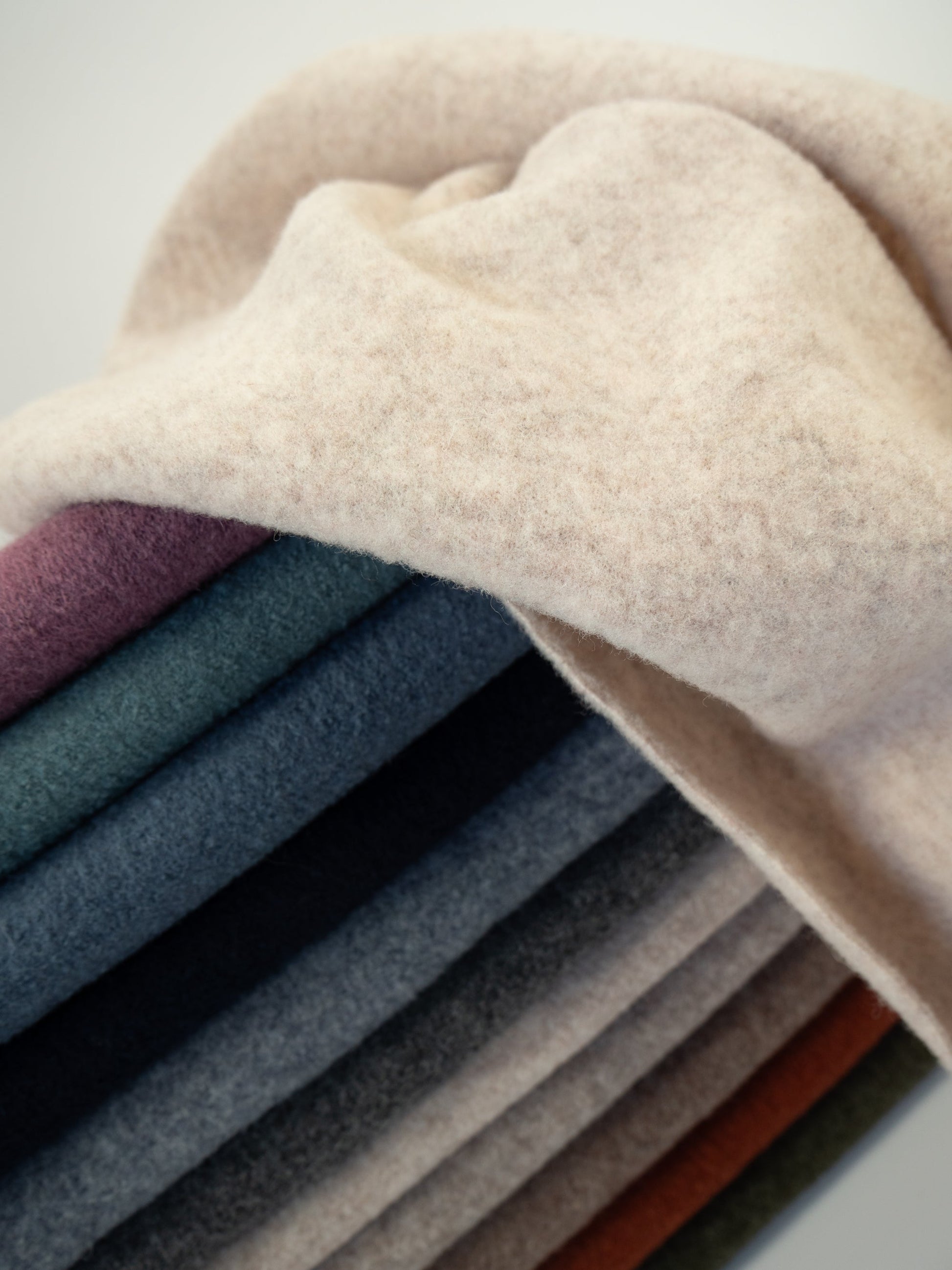 Image with 100% wool fleece - grey 385 g/m² – available at Šarlotes Audumi