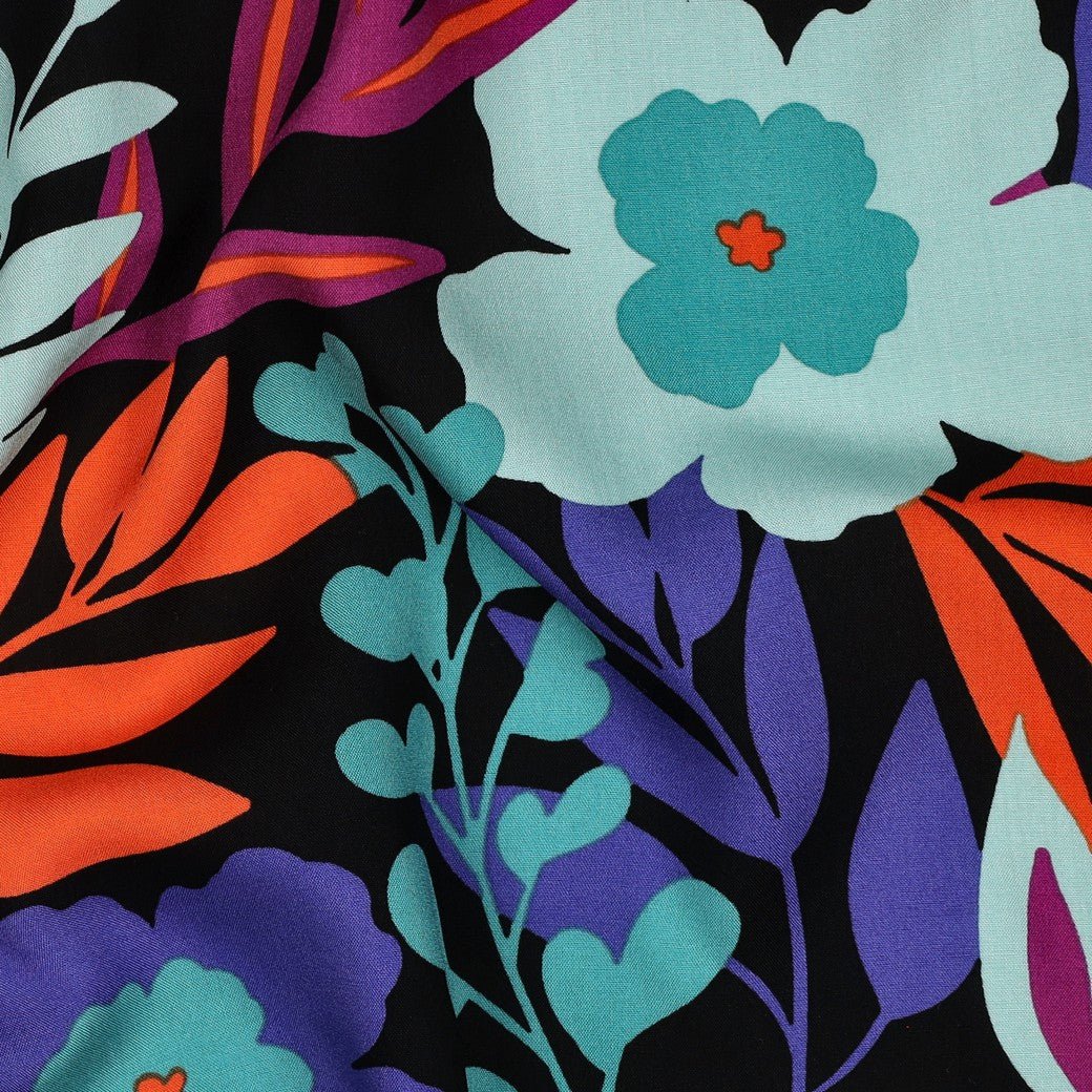 Tkanina w 100% z wiskozy LENZING™ ECOVERO™ – kwiaty w odcieniach petrolu – dostępne online w sklepie Tkaniny u Szarloty