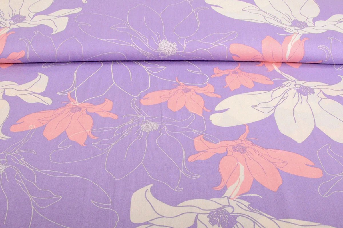 100% tkanina wiskozowa – kwiaty na liliowym tle 105 g/m²