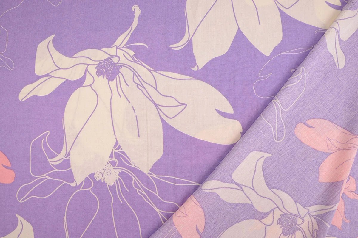 Tkanina 100% wiskozowa – kwiaty na liliowym tle 105 g/m²