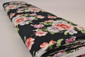 Attēls ar 100% Viskozes audums-ziedi uz melna 100 g/m² – pieejams Šarlotes audumi