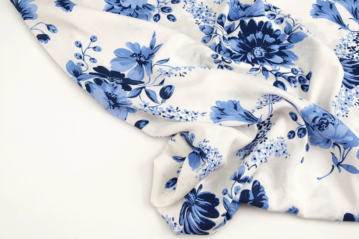 100% viscose fabric - blue floral pattern 95 g/m²