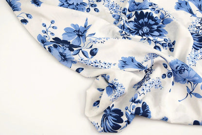 100% viscose fabric - blue floral pattern 95 g/m²