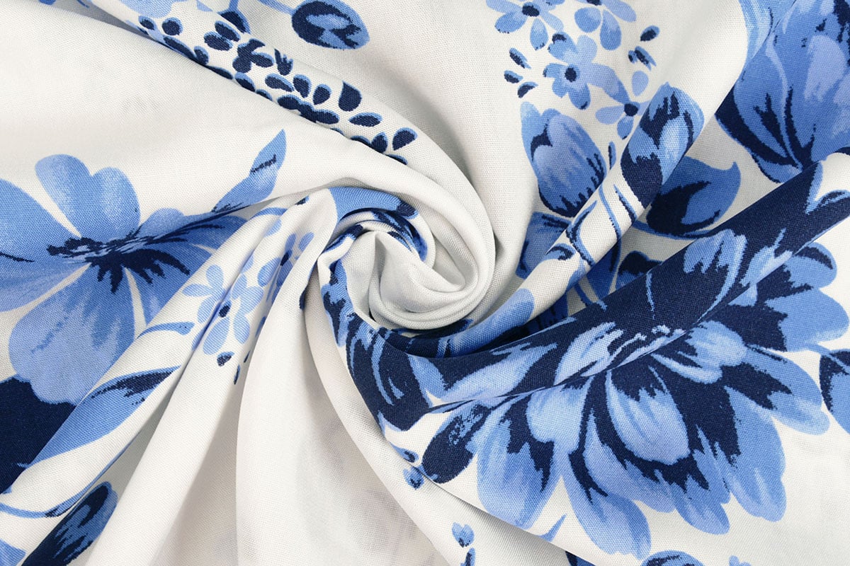 100% Viscose fabric - blue floral motif 95 g/m²