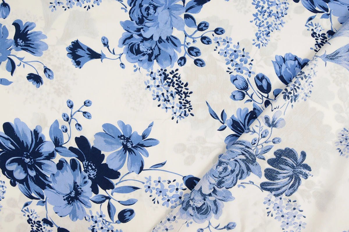 100% Viscose fabric - blue floral pattern 95 g/m²