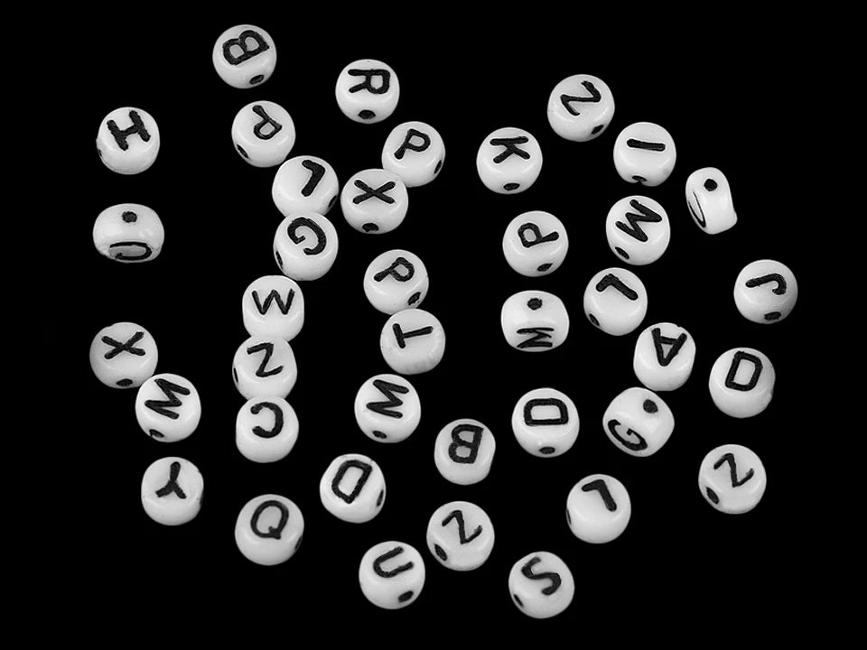 Plakanas stikla pērlītes ar burtiem – 6 mm, baltas ar melniem burtiem