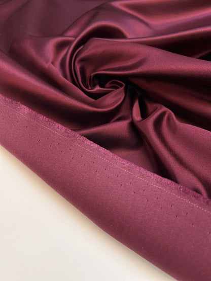 Włoska tkanina satynowa z jedwabiu i bawełny w ciemnym purpurowym odcieniu – 195 g/m²