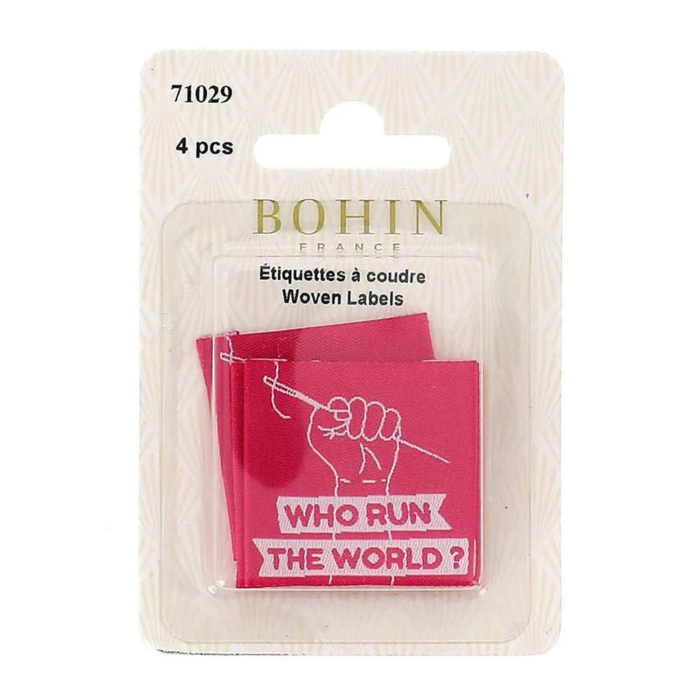 Bohin iešujamas apģērbu etiķetes “Who Run The Word” – 35 × 35 mm, 4 gab.